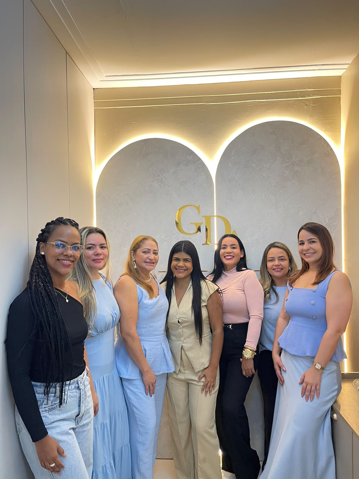 Equipe do Instituto GDA reunida na recepção da clínica