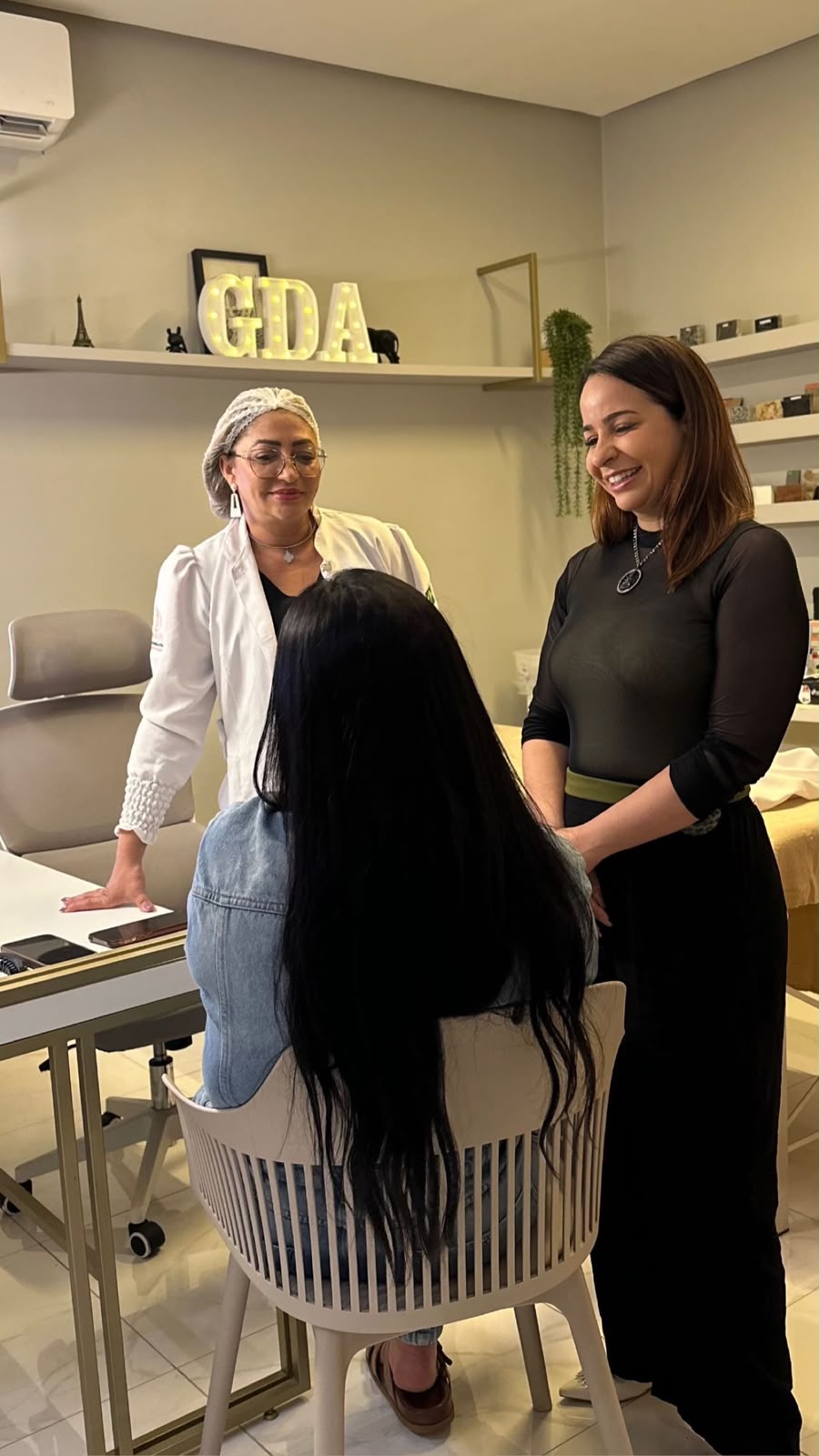Equipe do Instituto GDA acolhendo uma paciente no consultório