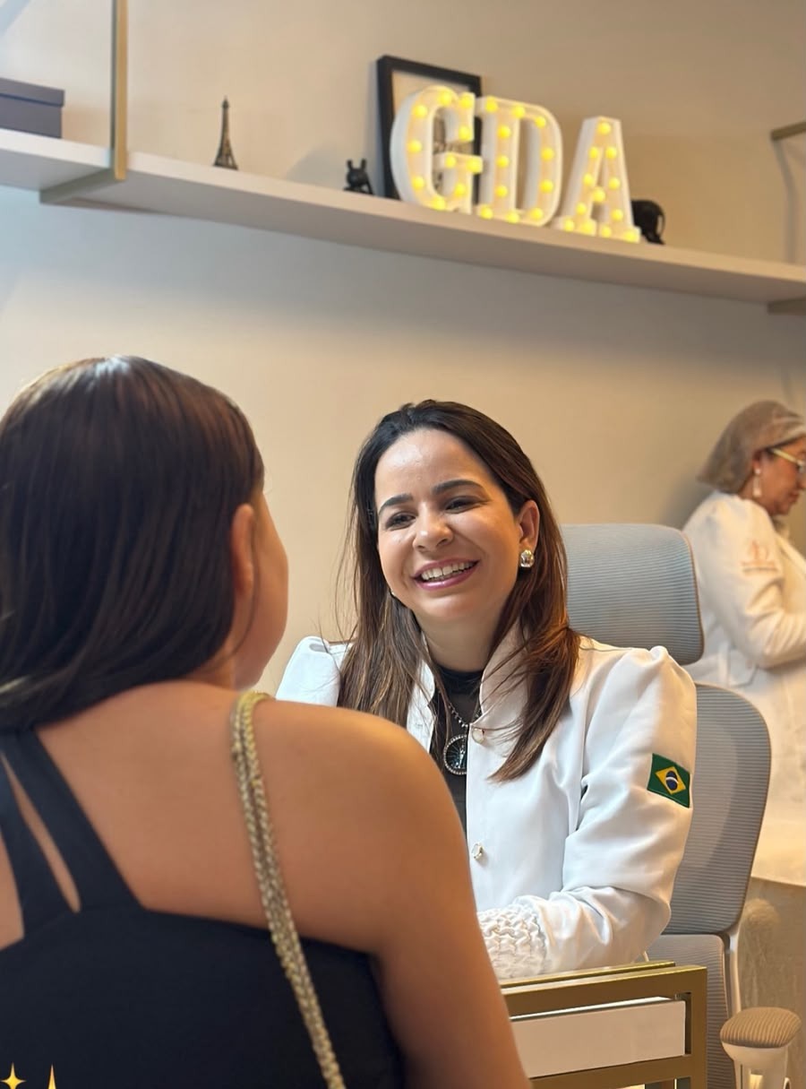 Especialista do Instituto GDA conversando com uma paciente durante a avaliação